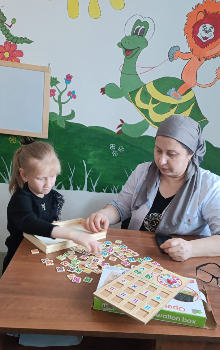 Воспитатель Габиллаева Умукусюм проводит занятие с подопечной Атаевой Хадиджей на тему: «Математические приключения»