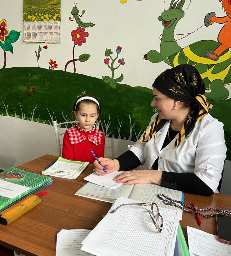 Воспитатель Реабилитационного центра Джамавова Барият К. проводит тесты подопечной Умаровой Амине.