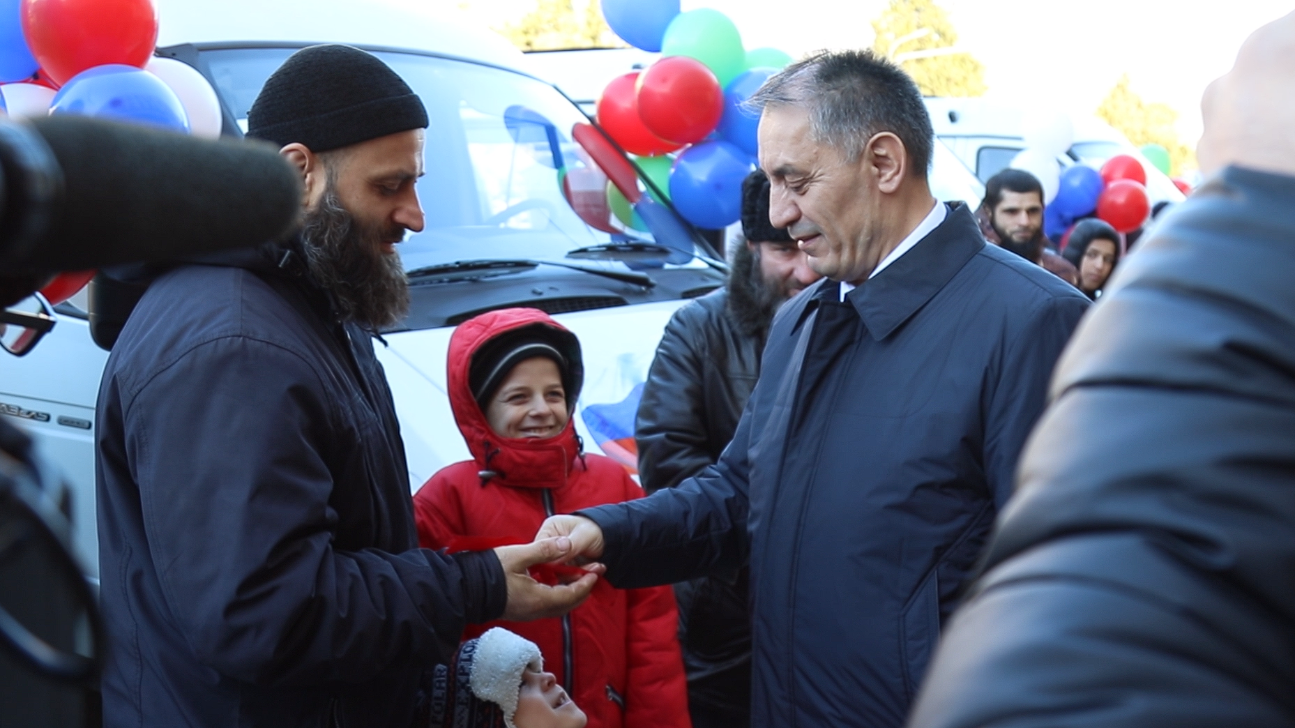 В Минтруда Дагестана вручили ключи от 6 автомобилей семьям, имеющим 10 и более детей.