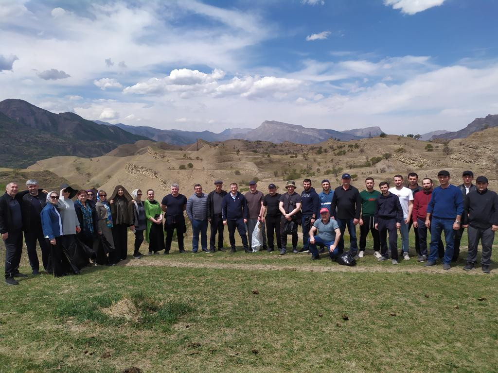 Коллектив Минтруда Дагестана провел субботник на террасах аула Чох в Гунибском районе.