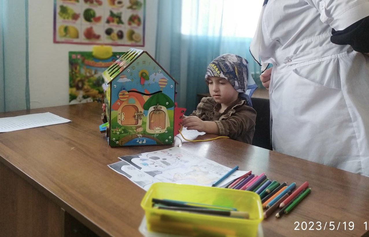 Воспитатель Джамавова Б.К. проводит занятие на тему "Что такое бизиборд"