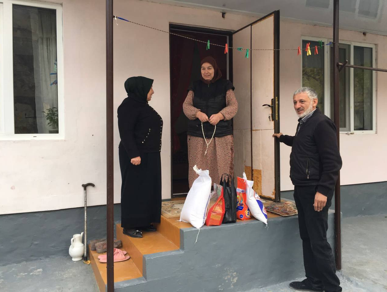 Акцию помощи семьям мобилизованных граждан и добровольцев проводят работники ГБУ РД ЦСОН в МО «Гумбетовский район»