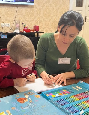 Психолог отделения семьи и детей проводит занятия