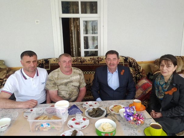 9 мая в честь празднования Дня Победы 78-й г. директор центра Османов А.Н. совместно с директором ГКУ РД УСЗН Рутульского района, Акимовым Ф.К., посетили участников афганской войны в с.Киче и с.Хлют Рутульского района.