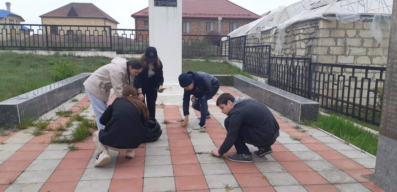 Уборка мемориала, в преддверии Дня Победы, учащимися