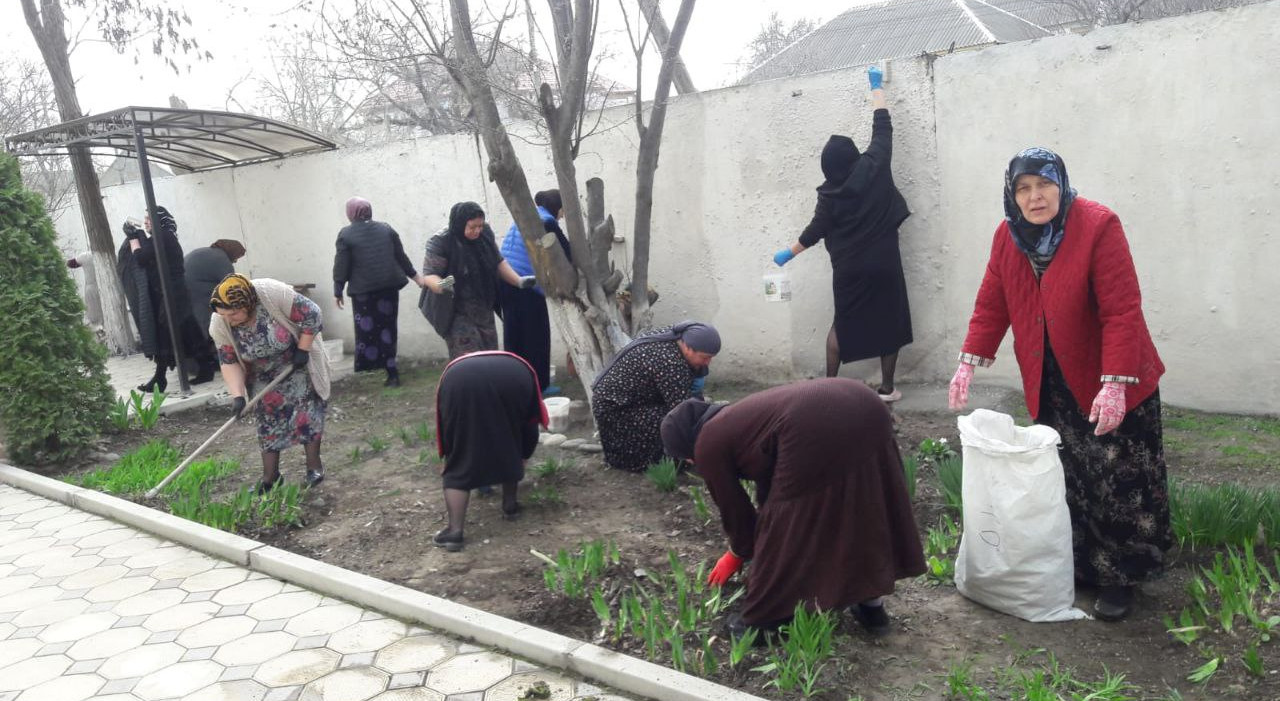 Сегодня, по сложившейся традиции, сотрудники КЦСОН "г.Кизилюрт" вышли на республиканский субботник/