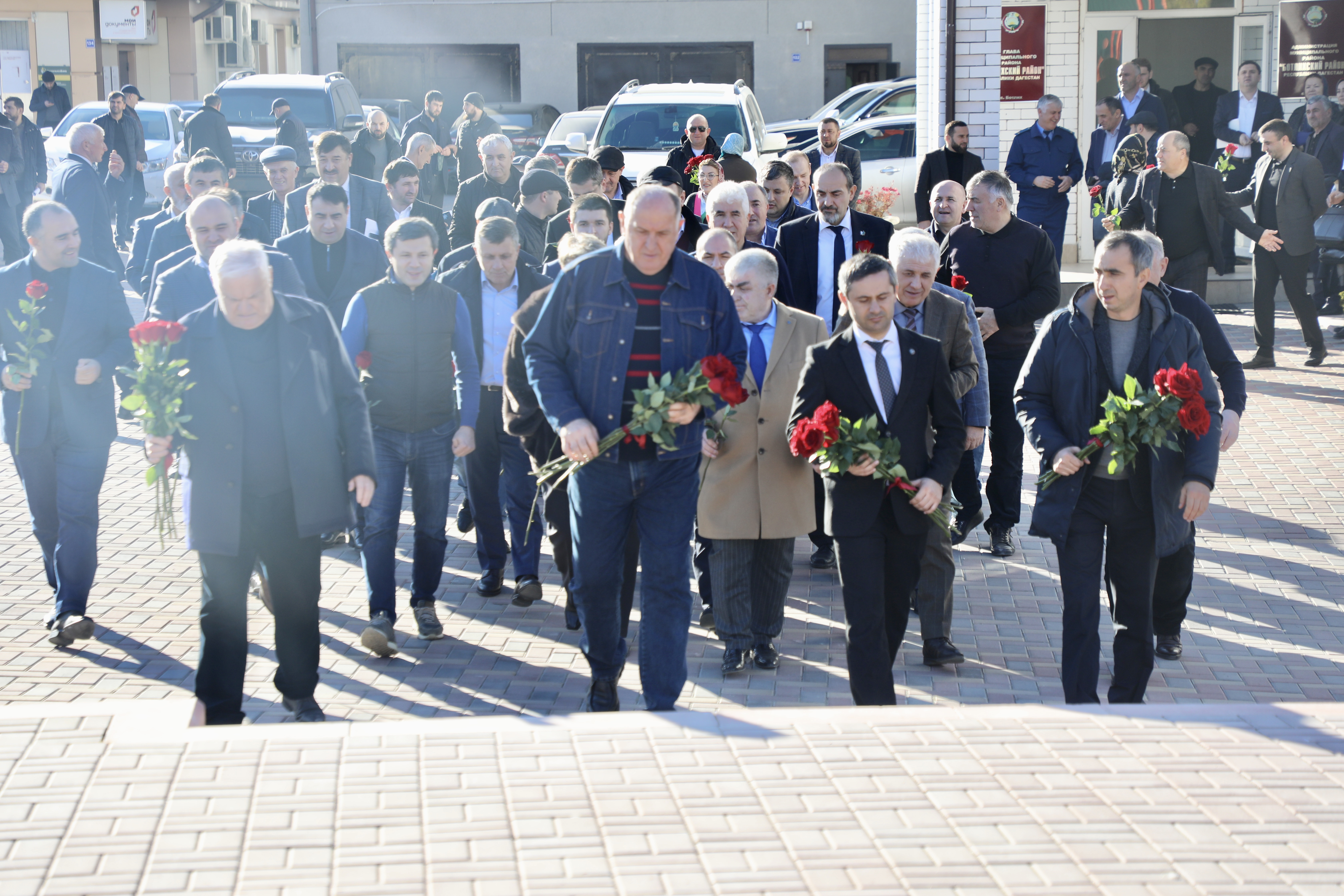 Делегация Правительства почтила память ополченцев в Ботлихском районе