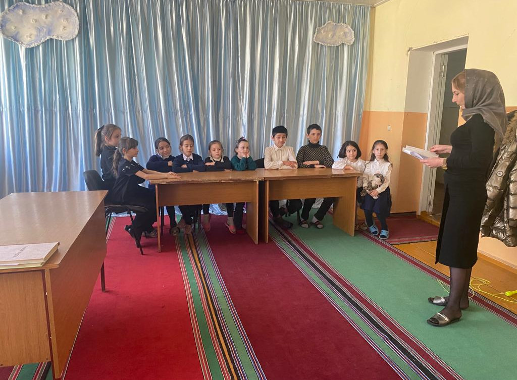 В ГБУ РД КЦСОН в МО Левашинский район психолог отделения дневного пребывания детей и семей с детьми Гаджиева Д.М провела беседу с детьми на тему: " Кто живёт рядом, с кем я живу".