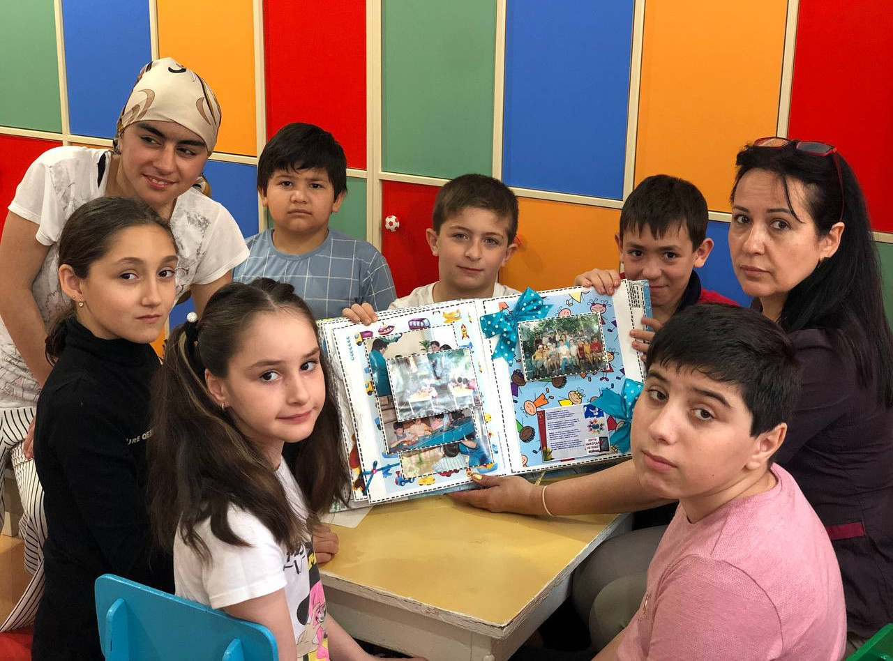 Дети Избербашского реабилитационного центра под руководством психолога изготовили патриотический альбом в технике скрапбукинг.