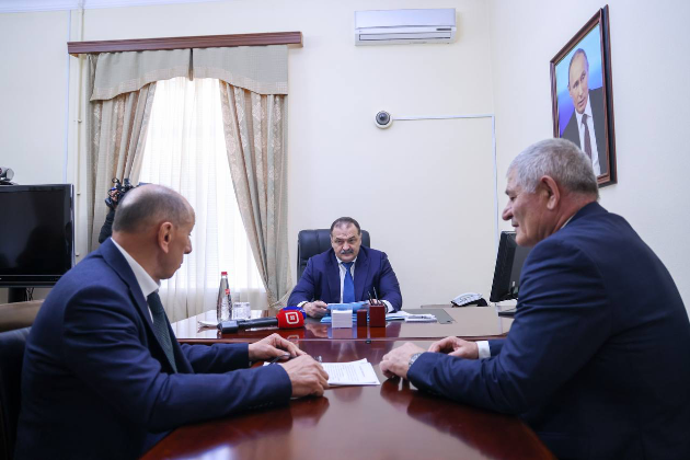 Отец погибшего в спецоперации военнослужащего попросил Сергея Меликова посодействовать в капремонте центральной улицы в селе Туршунай