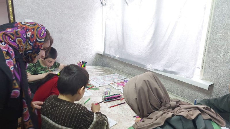 Накануне праздника 8 марта психологи  и специалист по работе с семьёй провели занятия на дому с подопечными детьми