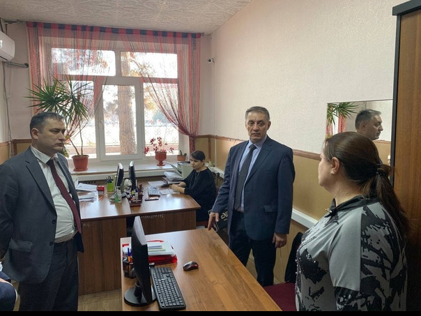 В рамках рабочей поездки в Избербаш, вице - премьер РД Абдурахман Махмудов и министр труда и социального развития РД Мурад Казиев, посетили подведомственное учреждение социальной защиты населения.