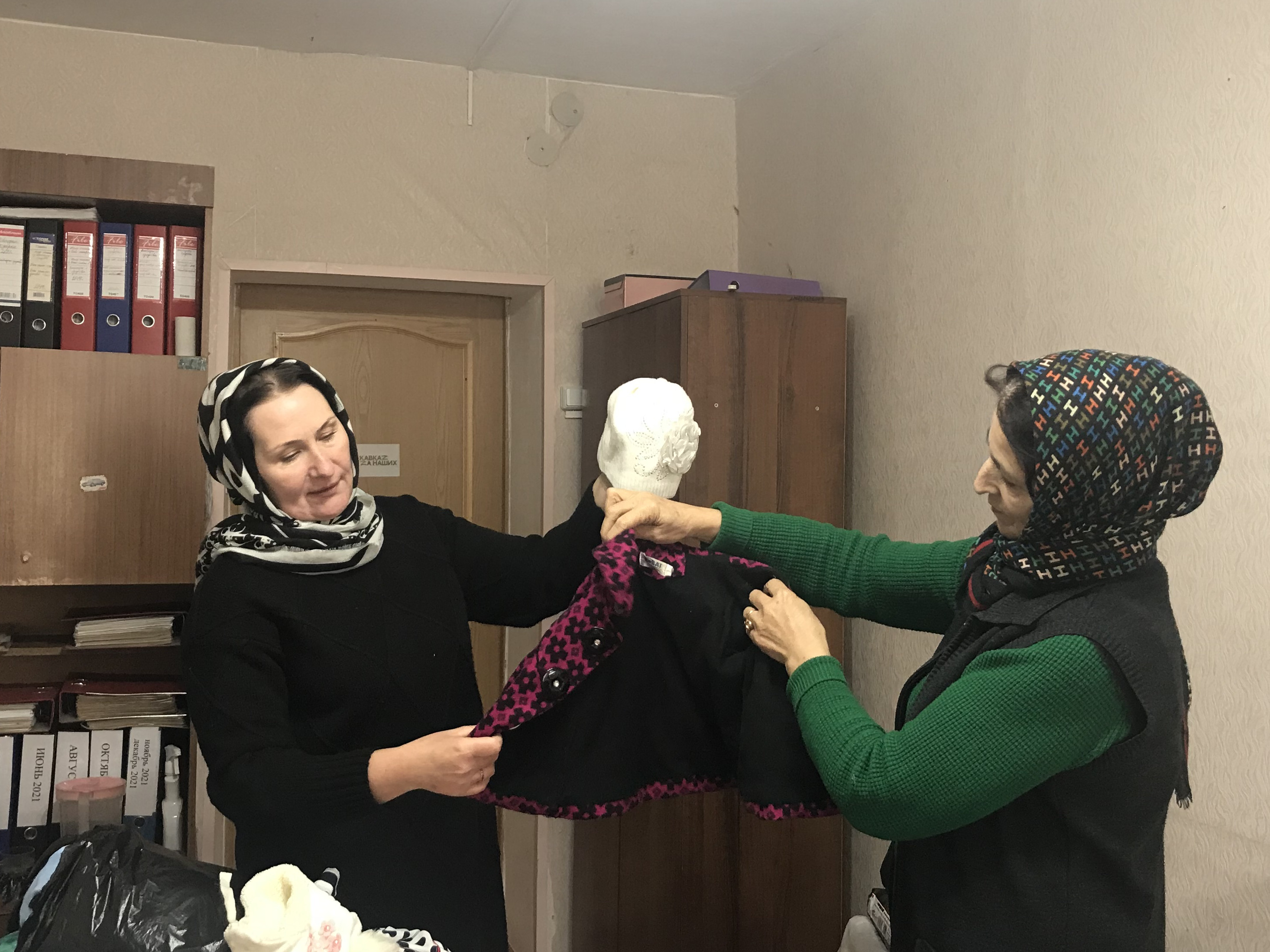 Оказание натуральной помощи из банка ношенных вещей.