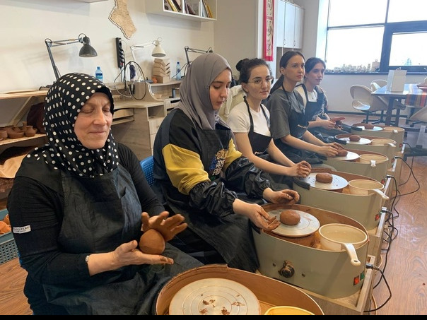 ПОСЕТИТЕЛИ ЯРМАРКИ УЖЕ АКТИВНО ОБУЧАЮТСЯ ГОНЧАРНОМУ МАСТЕРСТВУ