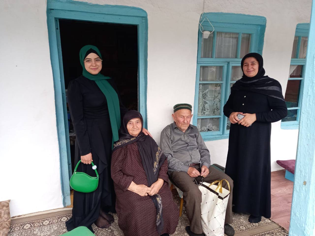 03.10.2022 г. Заведующая отделением срочной социальной помощи Нурмагомедова А.А, психолог центра Валиева П.Г и специалист отделения социального обслуживания на дому детей и семей с детьми поздравили подопечных Центра с Днём пожилого человека !