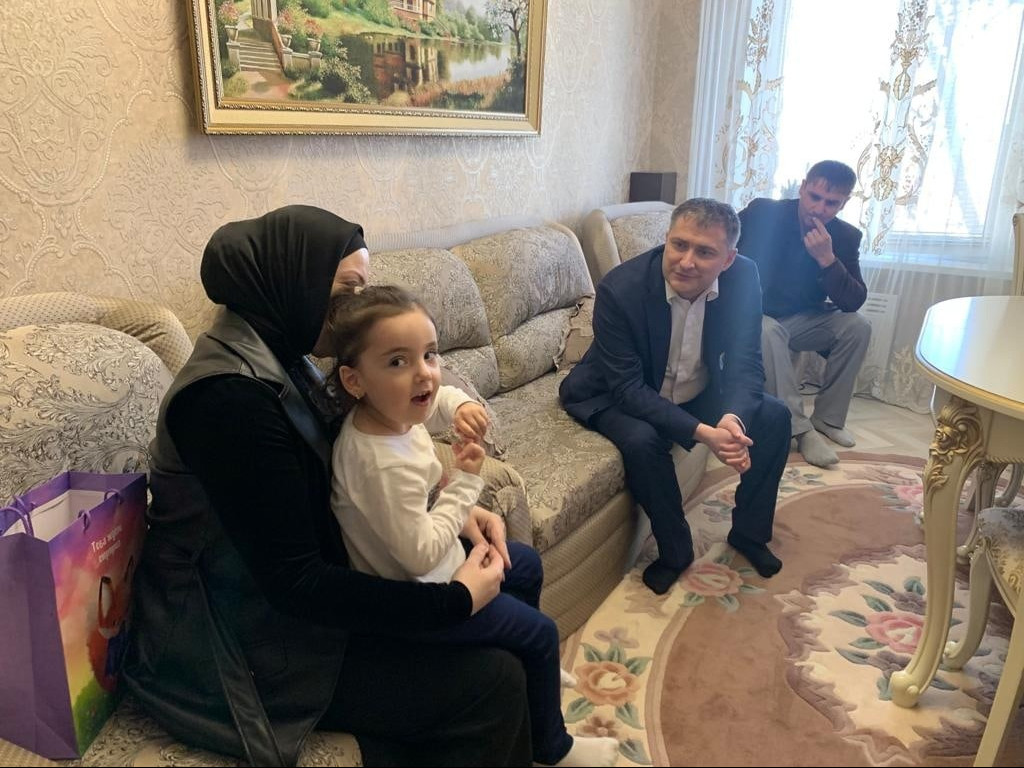 Накануне празднования окончания месяца Рамадан  Мурад Казиев в рамках рабочей поездки в Буйнакск, посетил семьи погибших военнослужащих.