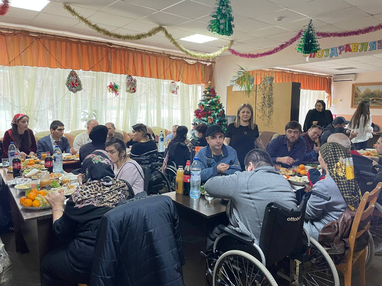 В преддверии Нового года коллектив Центра социального обслуживания города Махачкалы поздравил своих подопечных и вручил подарки
