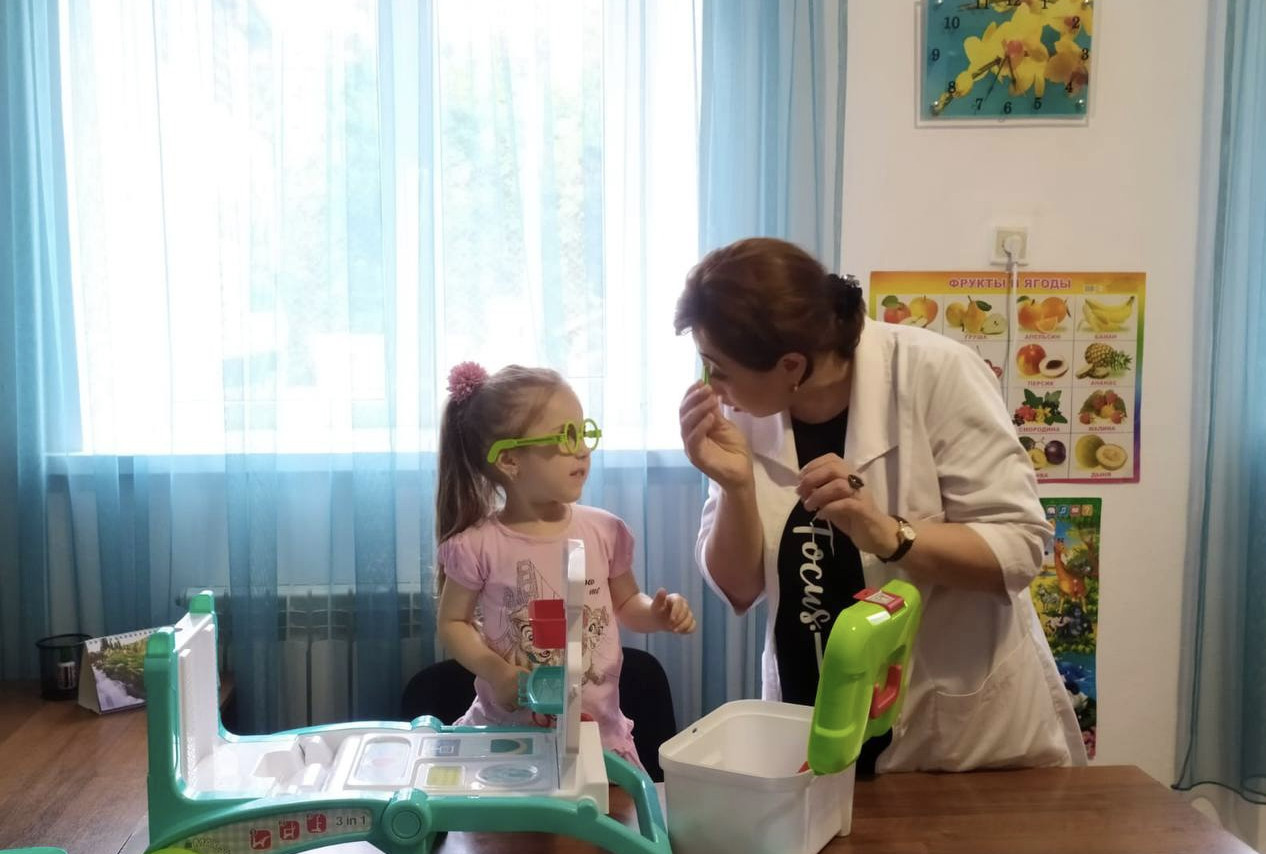 Воспитатель Реабилитационного центра Алхасова Нафира И. провела занятие со своей подопечной Чамсаевой А. Ш. на тему: «В мире пластмассы»