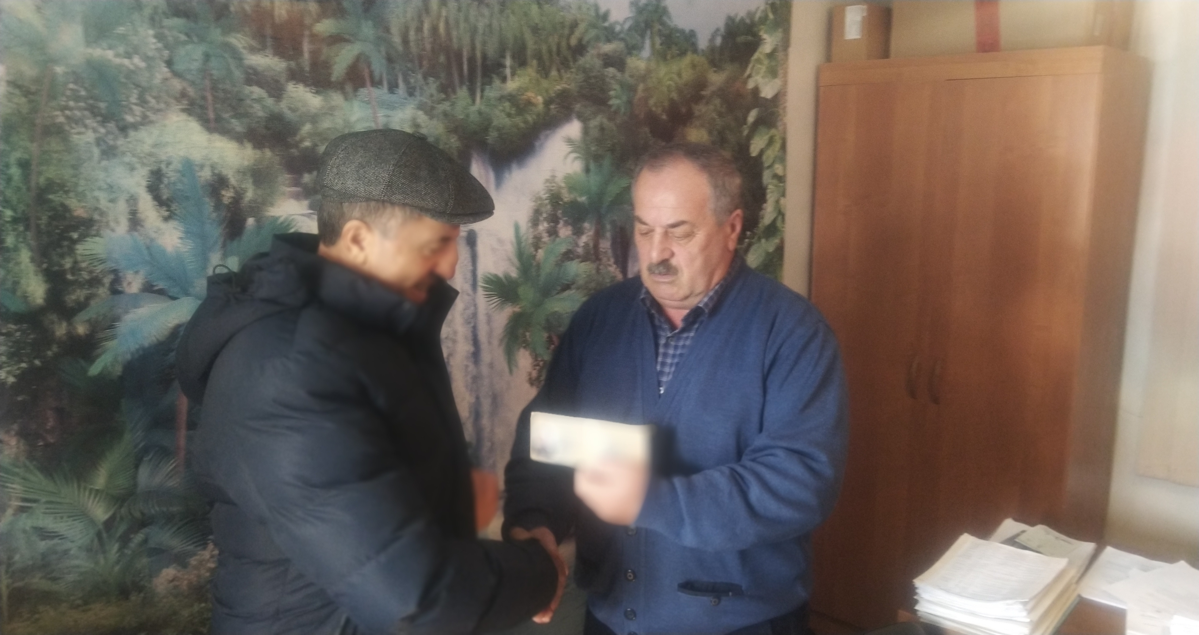 Новоиспеченному ветерану труда вручили удостоверение