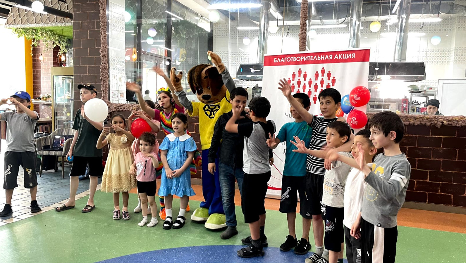 1 июня в детском развлекательном центре «Пиноккио» состоялся праздник, который дал возможность почувствовать детям из малообеспеченных, многодетных семей себя счастливее.
