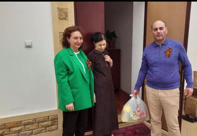 В преддверии праздника Великого Дня Победы  заместитель  директора Эльдар Багирович Касумов совместно с Управлением культуры Администрации города Дербента оказали адресно материальную помощь семьям участников СВО.