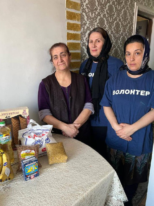 Волонтеры добровольцы из числа социальных работниц 2-го отделения поздравила подопечную с праздником 8 Марта, оказали гуманитарную помощьв виде продуктового набора.