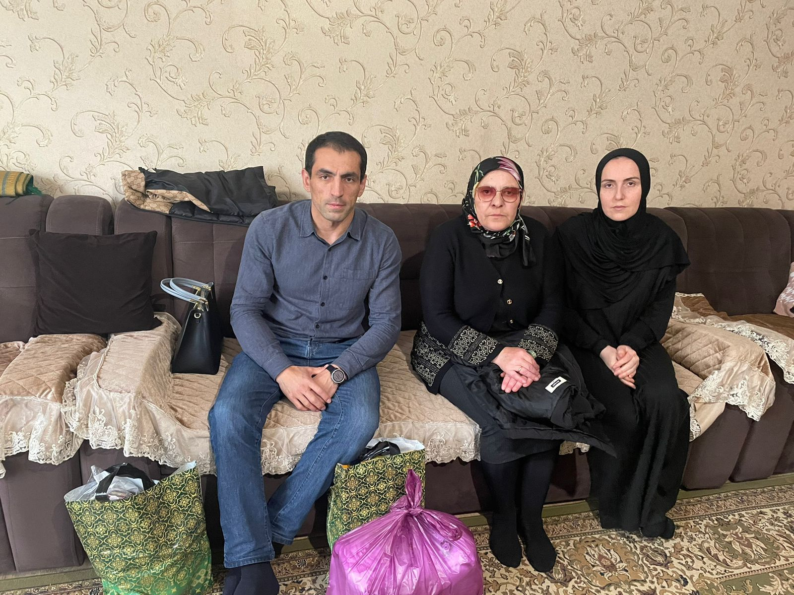 Посетили семьи погибших и раненых военнослужащих.