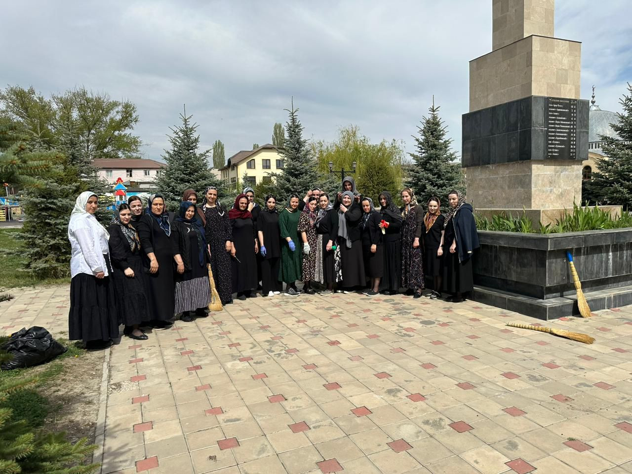 Сегодня 29 апреля 2023 года в Дагестане состоялся общереспубликанский субботник. Коллектив ГБУ РД КЦСОН в МО «Левашинский район» принял участие в общереспубликанском субботнике.