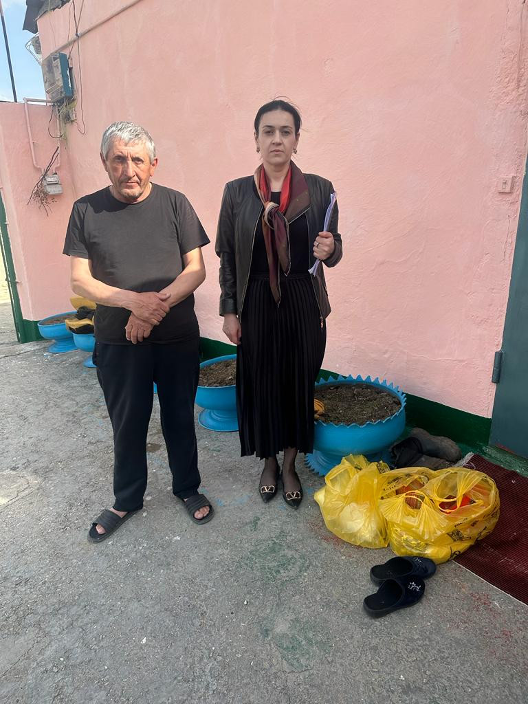 Сотрудники ГБУ РД КЦСОН в МО "Левашинский район" в ходе мероприятия, приуроченное к празднованию Ураза Байрам, посетили семьи военнослужащих участников СВО, проживающих в нашем районе и поздравили их с праздником.