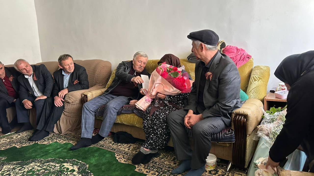 Социальные работники 1 отд. СО на дому сел. Чирката вместе с главой муниципального района «Гумбетовский район» Галипом Галиповым и с другими руководителями организаций.