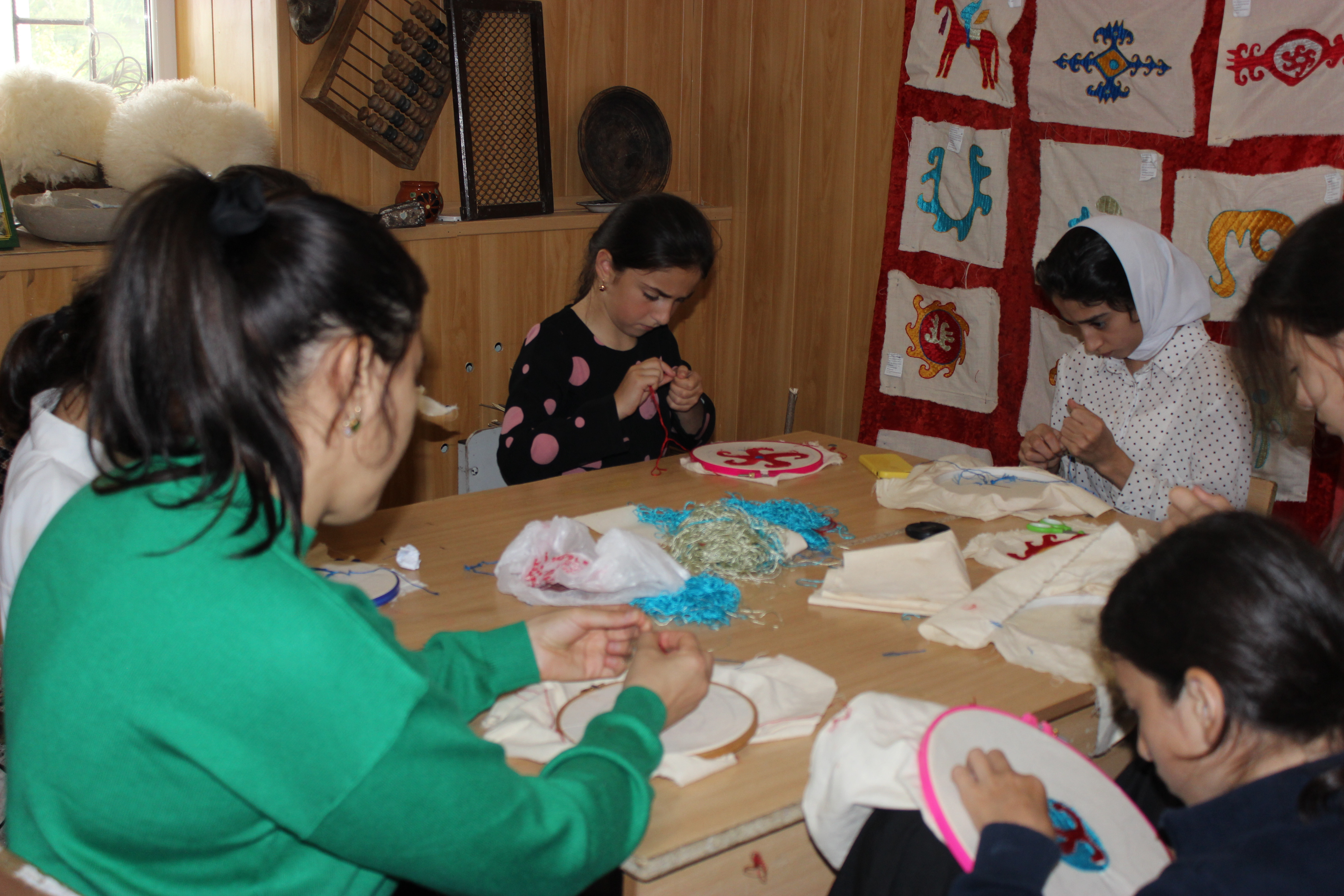 В рамках программы  детско-подросткового клуба «Лачин»  занятие по Кайтагской вышивке.