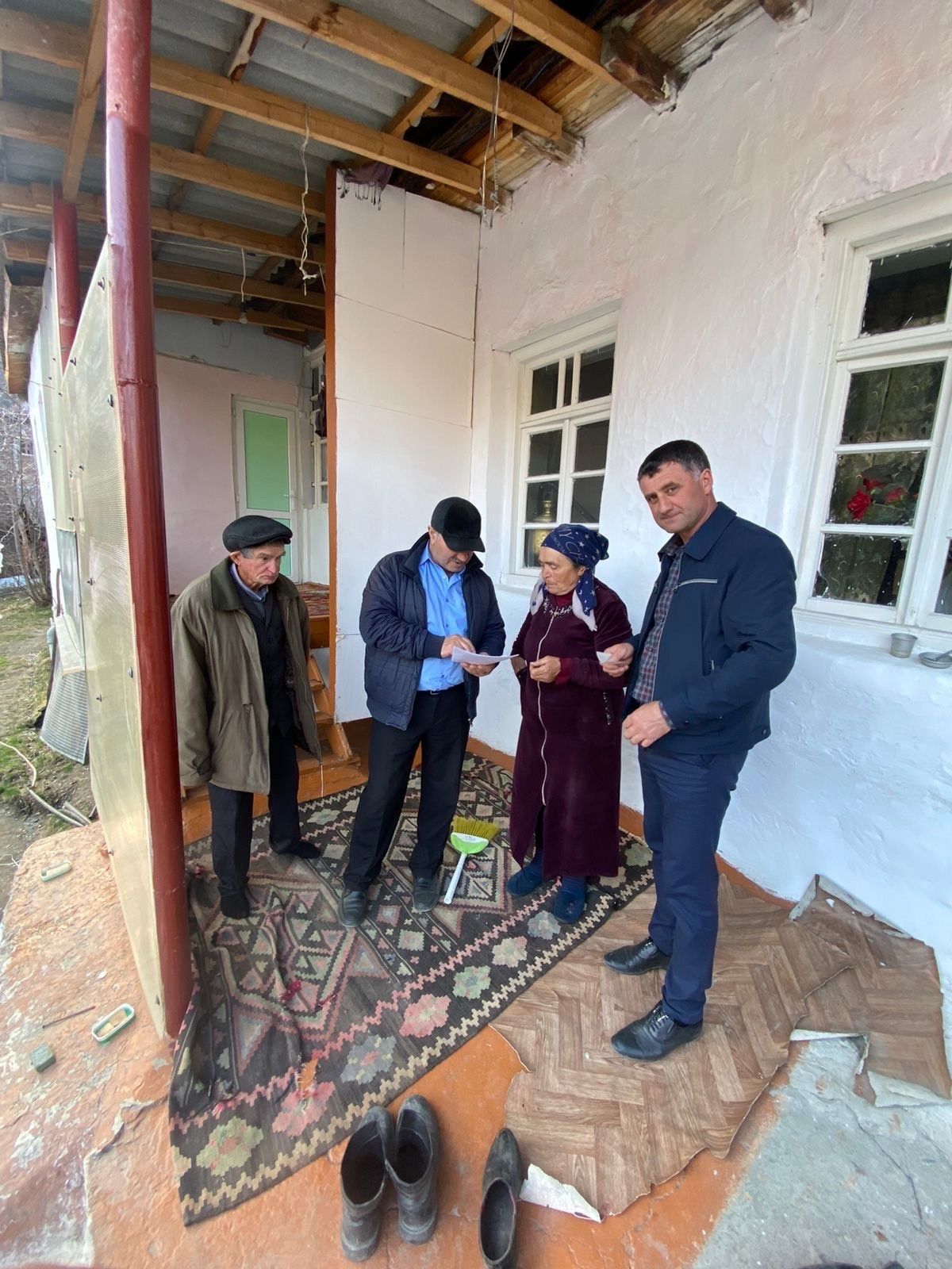 Директор ГБУ РД ЦСОН в МО «Рутульский район» Османов Амрах Н. с заведующим отделения на дому Баловым М.Б. на подворном обходе