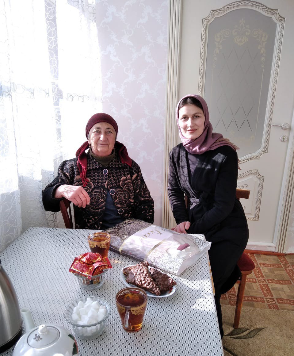 В преддверии праздника социальные работники 1-го отделения социального обслуживания на дому посетили и поздравили своих подопечных  с праздником