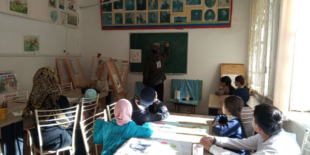 Подопечные дети ГБУ РД КЦСОН в МО "Ахтынский район" посетили детскую художественную школу имени Аскара-Сарыджа