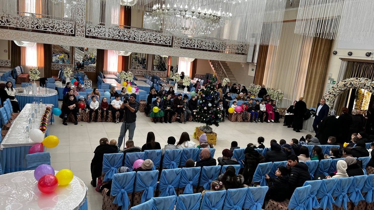 Накануне в банкетном зале «Греция», Каспийский комплексный центр социального обслуживания населения провел новогоднее мероприятие «Самая яркая елка».