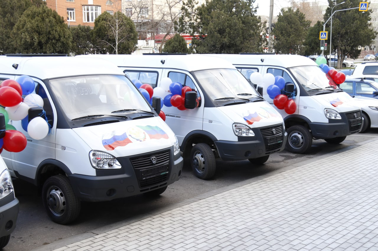 В Минтруда Дагестана вручили ключи от 6 автомобилей семьям, имеющим 10 и более детей.