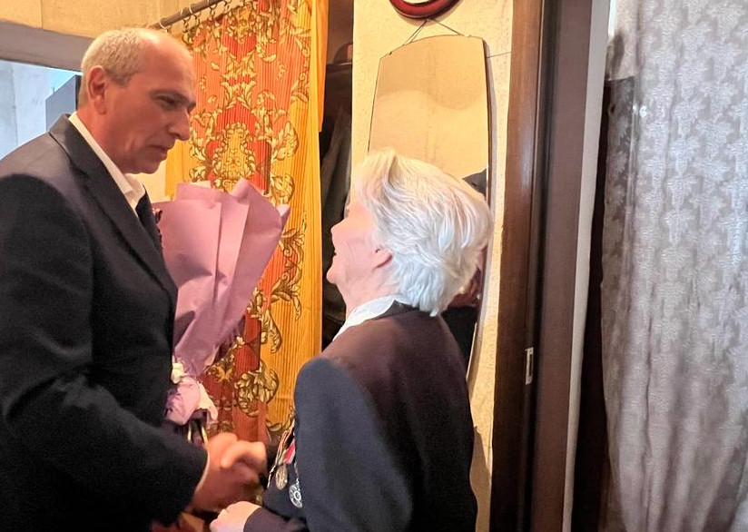 Работники Комплексного центра Дербента приняли участие в акции «Георгиевская ленточка», поздравили ветеранов на дому и устроили праздник для подопечных городского Дома-интерната