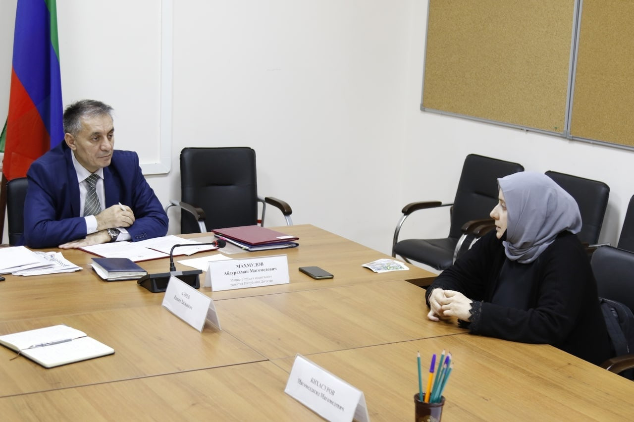 В рамках Дня открытых дверей, министр труда и социального развития Дагестана Абдурахман Махмудов провел личный прием граждан.