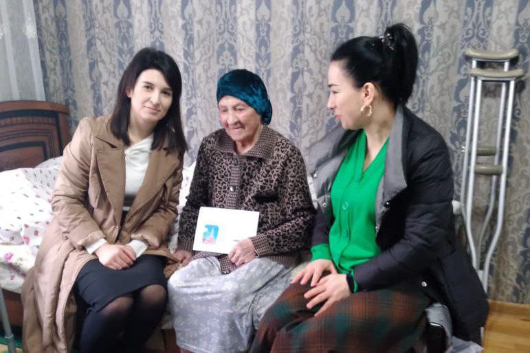 Специалисты ГКУ РД УСЗН в МО «город Каспийск» посетили труженика тыла Великой Отечественной войны
