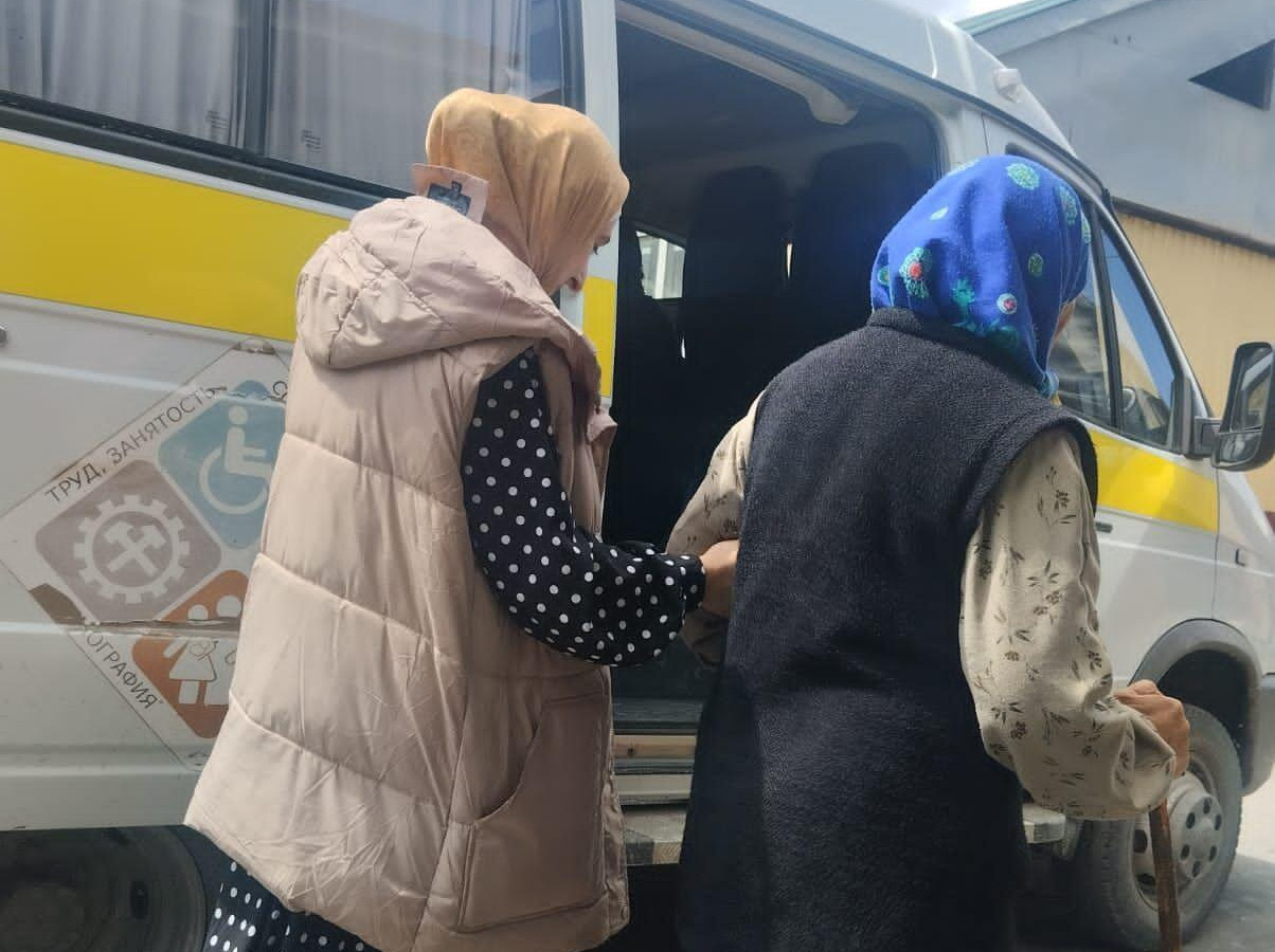 Мобильная бригада ЦСОН Минтруда РД в Цунтинском районе продолжает помогать представителям старшего поколения налаживать связь с медработниками района