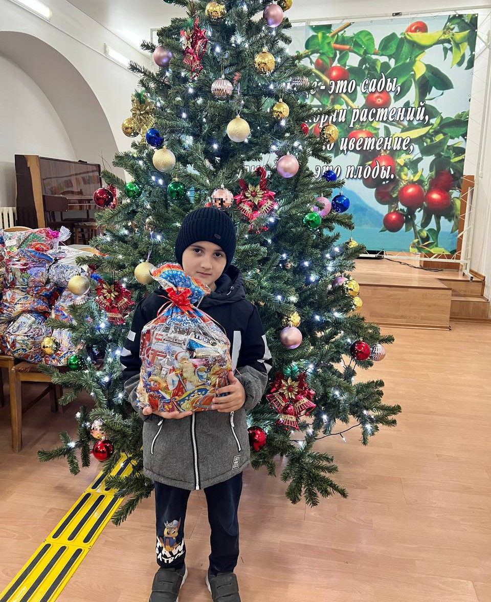 27 декабря в КЦСОН началась раздача новогодних подарков в рамках благотворительной акции «Новый год –в каждый дом!