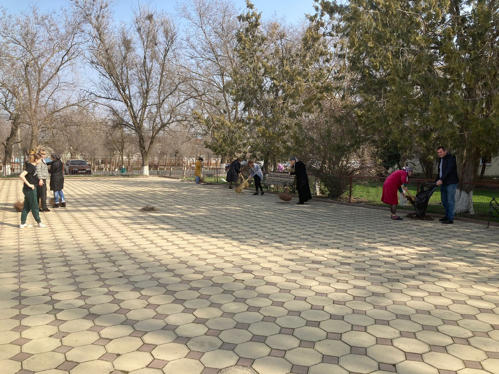 &nbsp; 18 марта 2023 года работники ГКУ РД УСЗН в МО «Тарумовский район» провели субботник по...