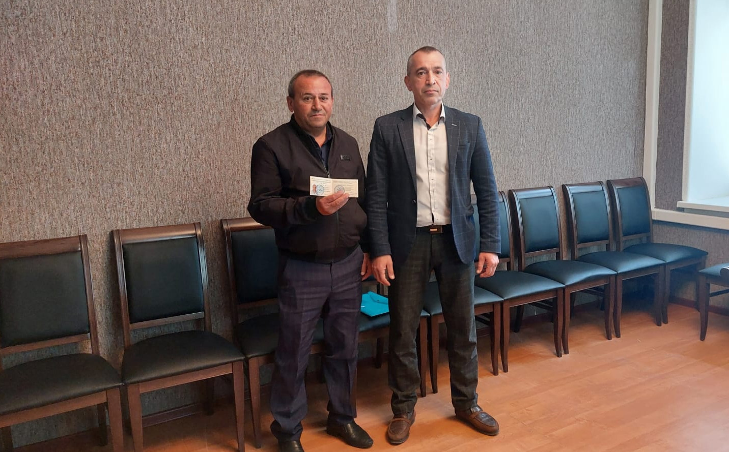 Вручение удостоверения "Ветеран труда" Мутелимову М.М.