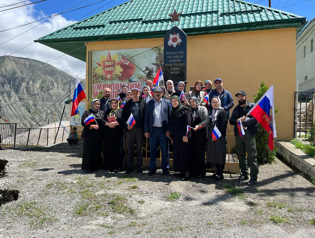 Ко Дню России работники центра Социального обслуживания  провели масштабный флешмоб «Мы – Россия»,   Вместе мы.