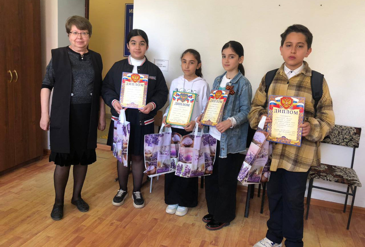 Работниками Отделения социального обслуживания на дому детей и семей с детьми согласно приказу МТ и СР РД проведен среди несовершеннолетних подопечных Отделения 1 этап Республиканского конкурса детских работ "Дети России - за мир!"  .