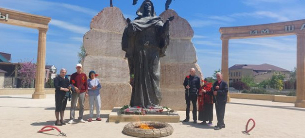 Возложение цветов к мемориалу "Скорбящая мать"