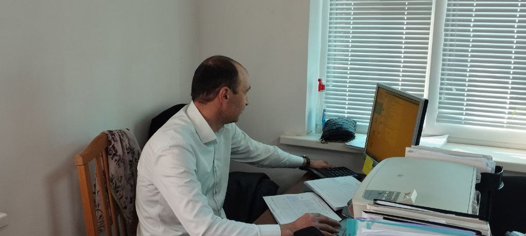 Взаимодействовать с другими специалистами.