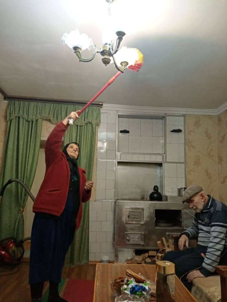 Оказывает социально-бытовые услуги подопечному