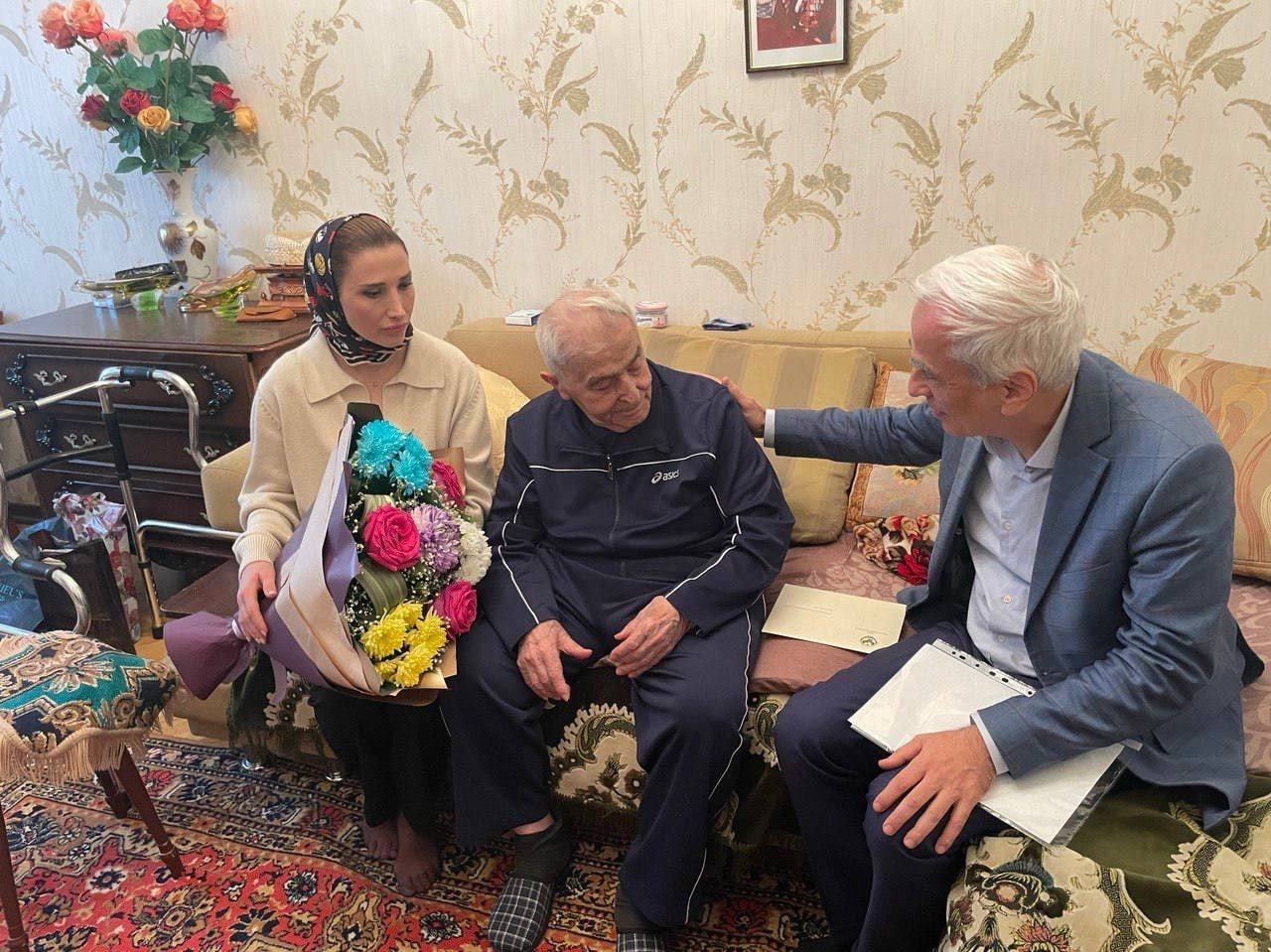 Представители Минтруда РД поздравили сегодня с 99-летием ветерана Великой Отечественной войны Ильяса Батырхановича Казиханова