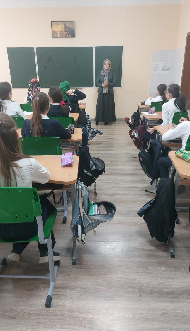 ГБУ РД КЦСОН в МО «Левашинский район» специалист по работе с семьёй отделения социального обслуживания на дому детей и семей с детьми Багандова Аминат провела лекцию среди 9-10 классов на тему «Угроза обществу-терроризм».